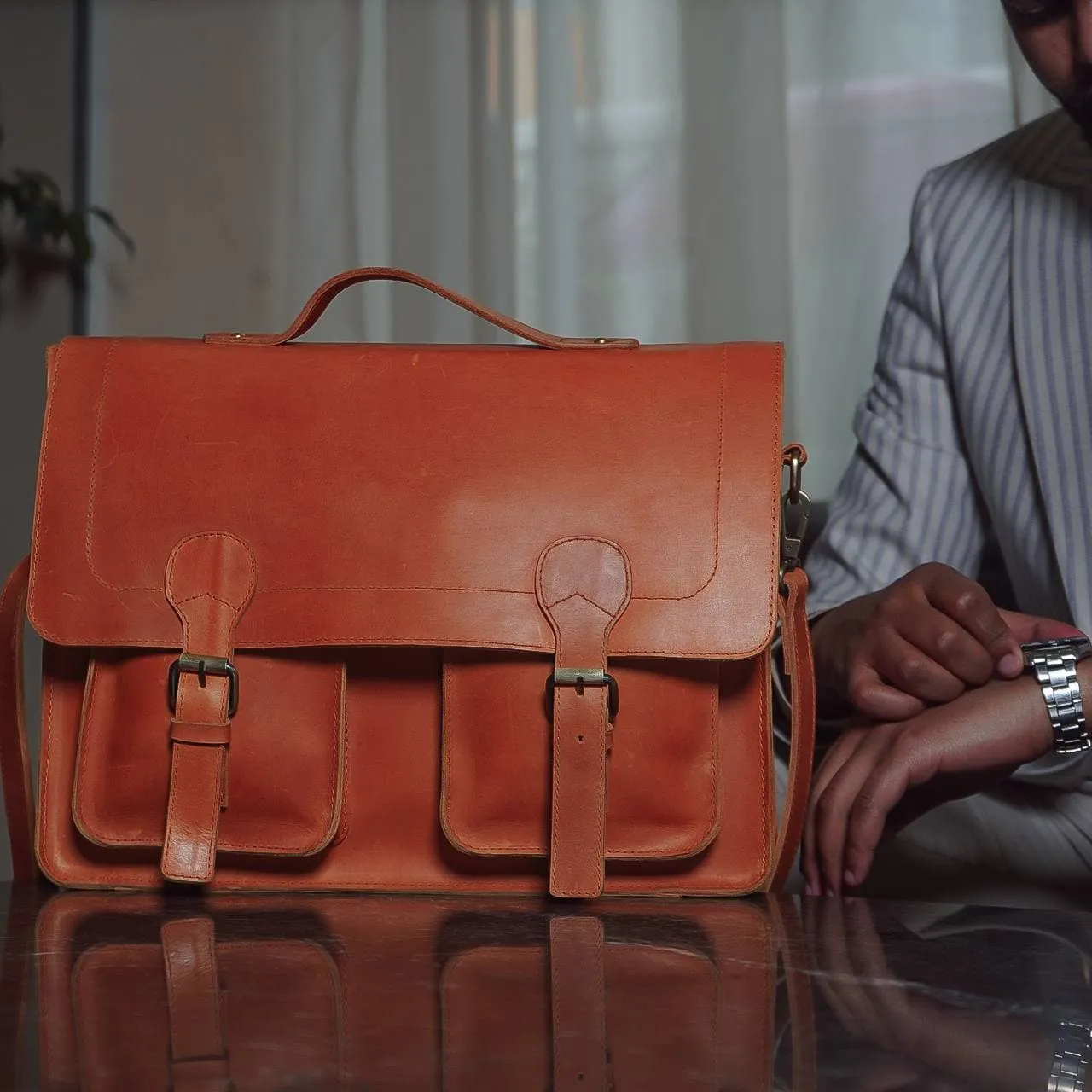 ABITI MESSENGER BAG: Rust Brown