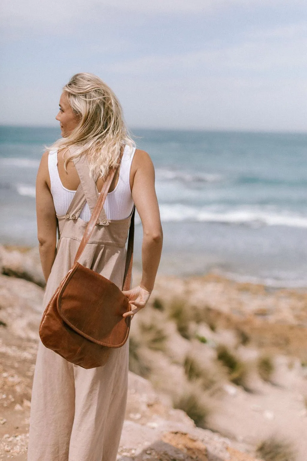 curved messenger bag - antique tan