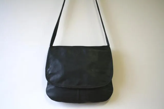 curved messenger bag - black