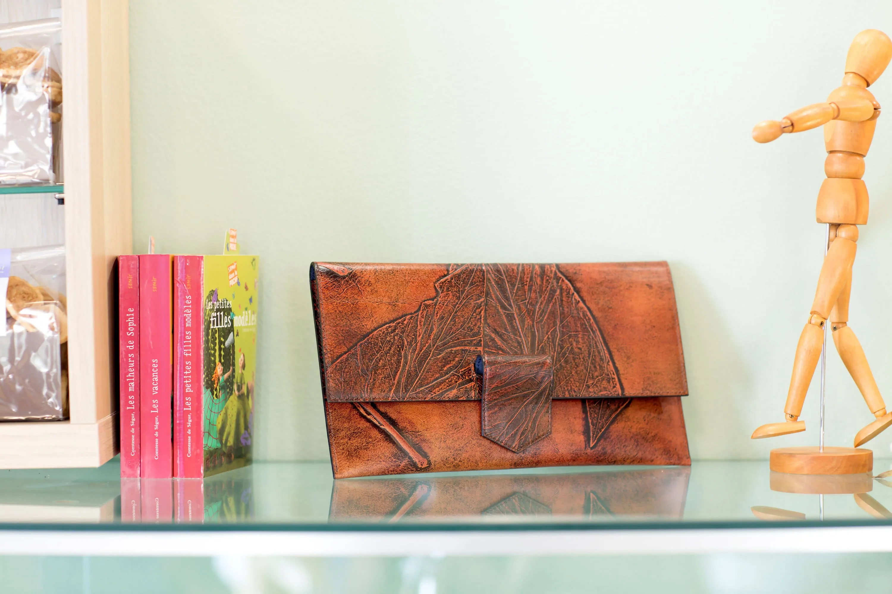 Nour Clutch - Vintage brown leaf - Lyliad Beirut