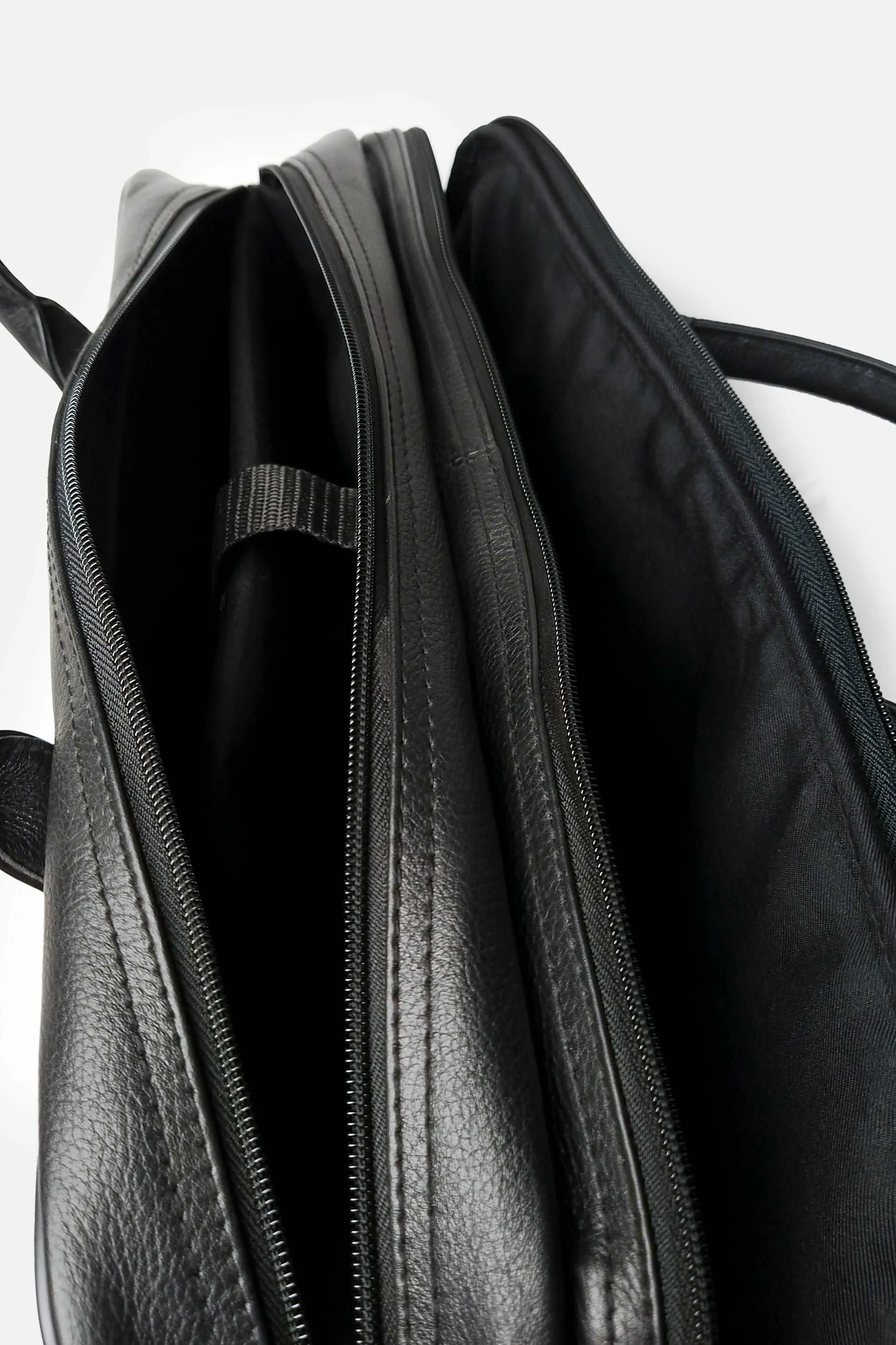 TP The Extendable Travel laptop Bag // Black