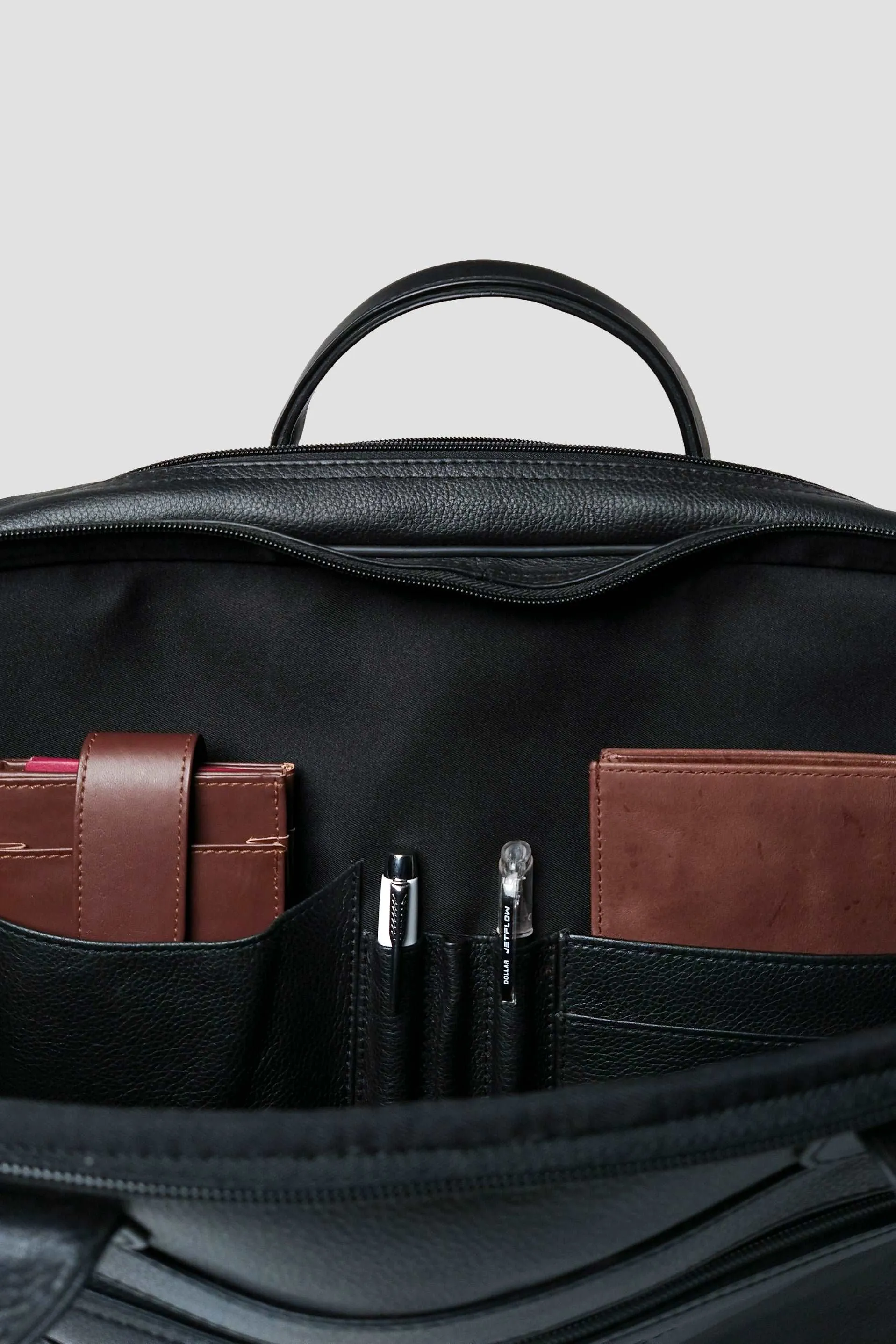 TP The Extendable Travel laptop Bag // Black